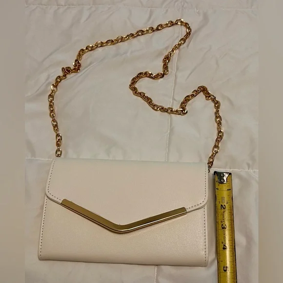 Elegant Ivory Shoulder Bag with Gold Chain - Picture 2 of 5